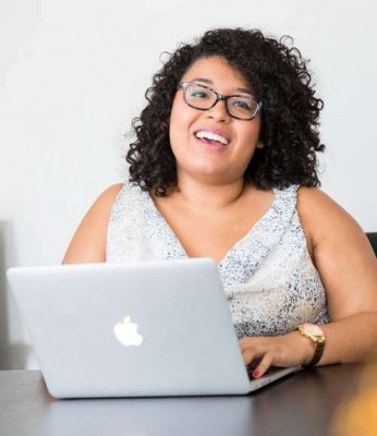 Joana Silvrio Formada<br><ul><li>Gesto de Pessoas</li><li>Tcnico em Transaes Imobilirias.</li><li>Ps graduao em Comrcio Exterior</li></ul>