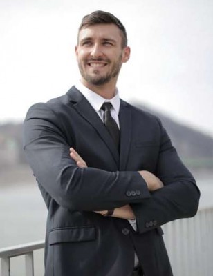 Alberto Augusto Formado em:<br>Tcnico em Transaes Imobilirias<br>Graduado em Direito<br>Ps graduado em Direito Internacional